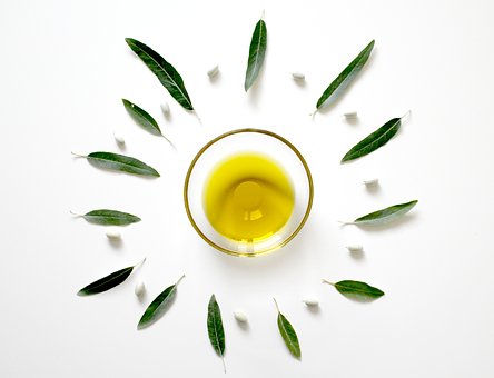 aceite de oliva con hojas de laurel