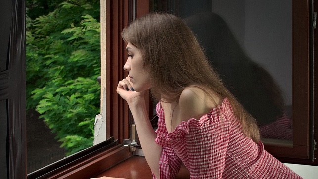 Chica viendo por la ventana