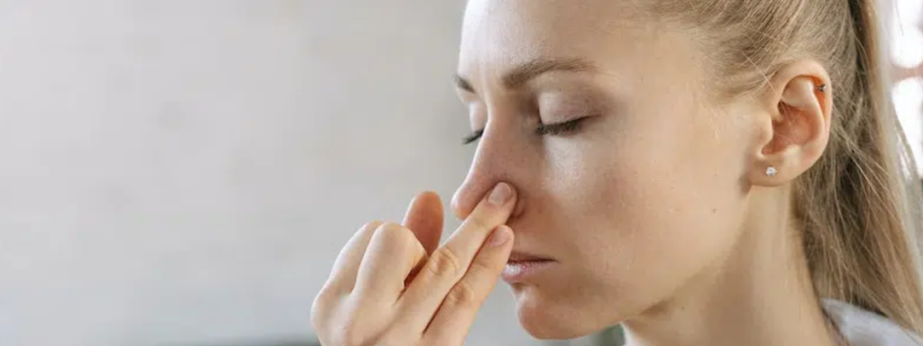 mujer con congestión nasal