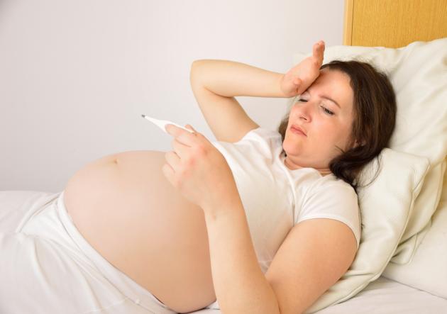 mujer embarazada con fiebre