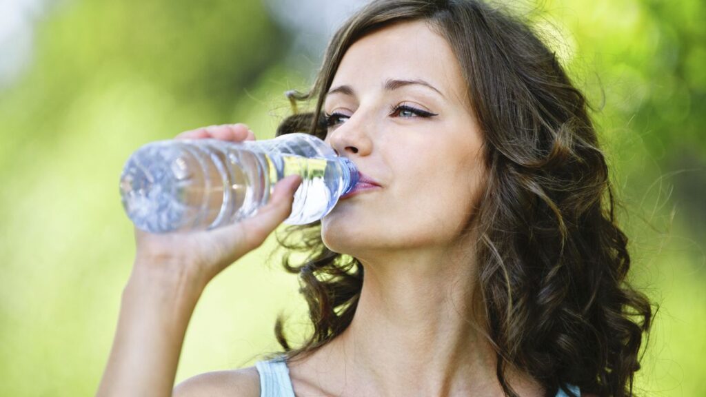 mujer tomando agua