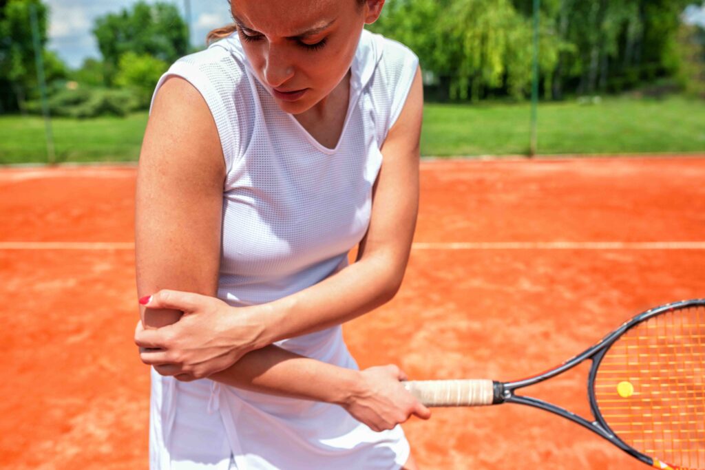 mujer con dolor de codo