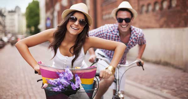 pareja andando en bicicleta