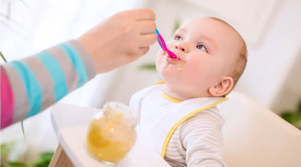 bebe comiendo