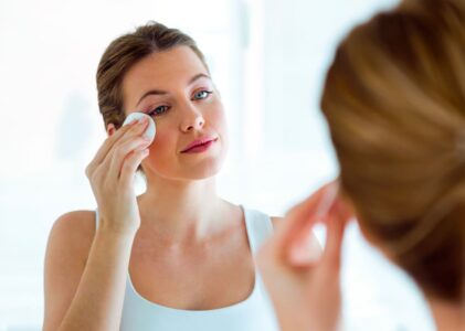 Errores comunes al desmaquillarse: cuando “quitarse el maquillaje” no es sinónimo de limpiar la piel