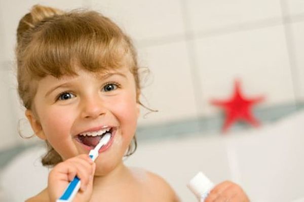 niña lavandose dientes