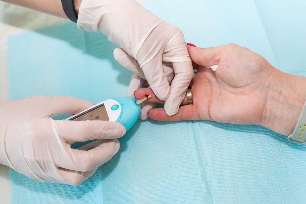 Medición de glucosa a persona con diabetes tipo 2
