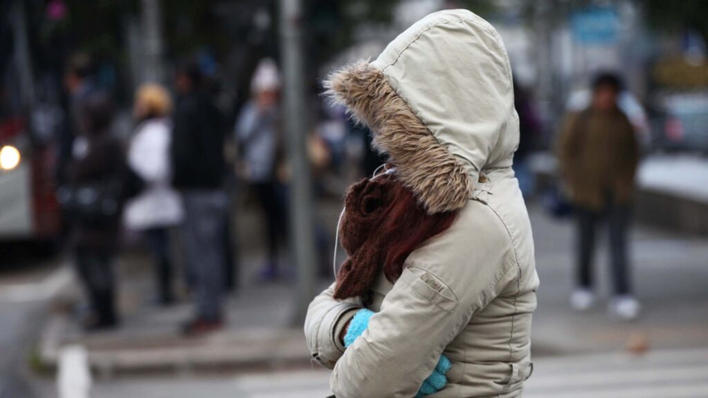 Mujer con chamarra en fríos