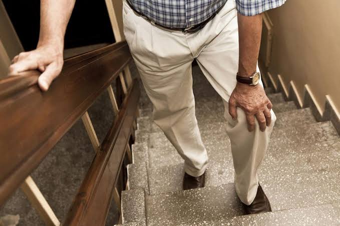 adulto mayor en las escaleras